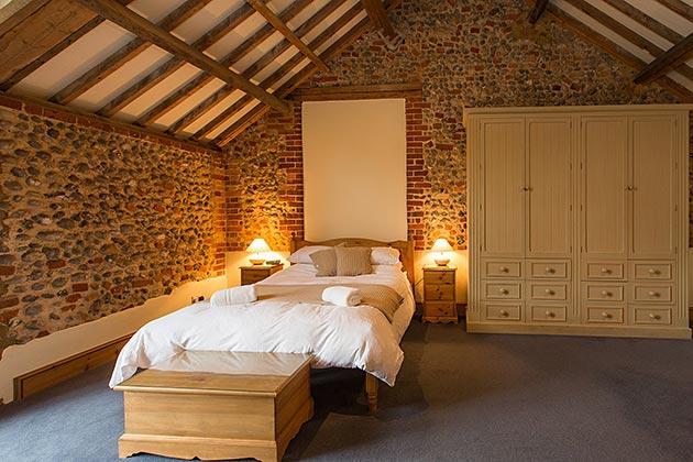 The Clock House holiday let large bedroom