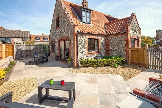 Narroogal holiday cottage in Norfolk kitchen exterior and garden 