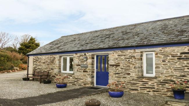 A ground-floor rural barn conversion in Cornwall overlooks a shingle-covered courtyard.
