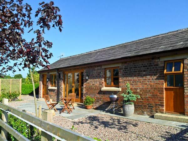A single storey Ormskirk holiday cottage with dining facilities on the patio