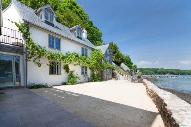 Add a touch of waterside living to your holiday. A wisteria-clad waterside holiday cottage overlooks the Dart Estuary in Devon.