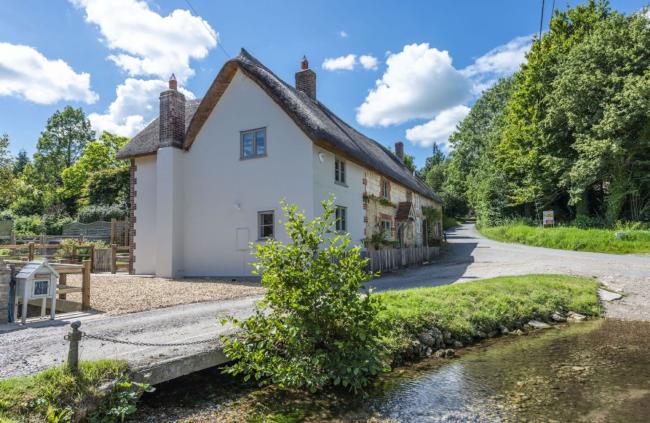 Lanes End Cottage Near Dorchester. Click to View This Cottage One of many pretty cottages in the small villages and hamlets surrounding Dorchester.
